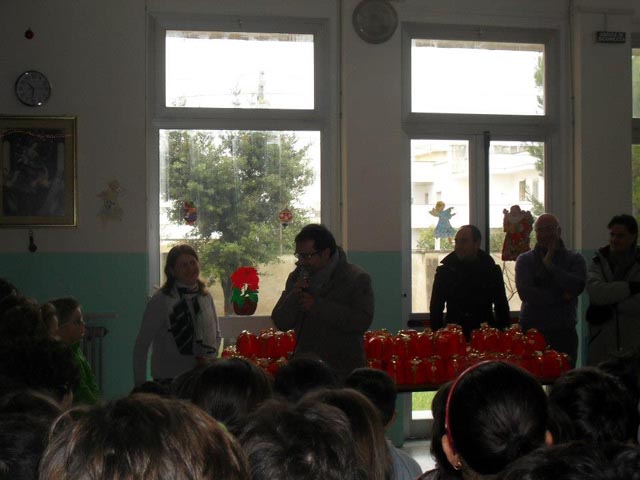 22 DICEMBRE 2012 - consegna panettoni Scuola Materna (2)