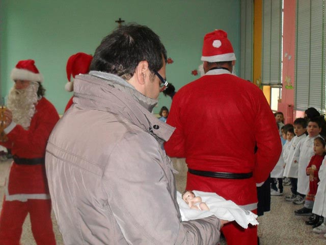 22 DICEMBRE 2012 - consegna panettoni Scuola Materna (4)